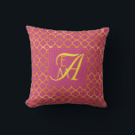 Rosa Peacock Quatrefoil MONOGRAM Guld Bröllop Kudde<br><div class="desc">Lägg till bruden och brudgummen först namn initialer (litet brev) och deras gemensamma gifta efternamn initial (stort brev) för att skapa en snyggt monogramgåva för det nygifta paret. Färg här är rosa friland med guld-brev,  kalligrafi stil. Mönster är en klassisk quatrefoil,  marockansk stil.</div>