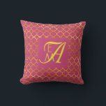 Rosa Peacock Quatrefoil MONOGRAM Guld Bröllop Kudde<br><div class="desc">Lägg till bruden och brudgummen först namn initialer (litet brev) och deras gemensamma gifta efternamn initial (stort brev) för att skapa en snyggt monogramgåva för det nygifta paret. Färg här är rosa friland med guld-brev,  kalligrafi stil. Mönster är en klassisk quatrefoil,  marockansk stil.</div>