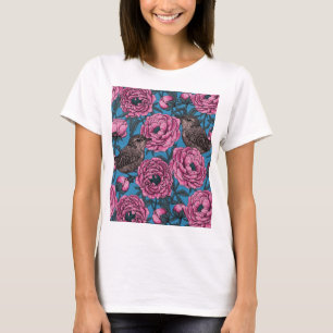 Rosa peonier och handskar på blått t shirt