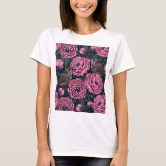 Rosa peonier och vrak på mörk grått t shirt