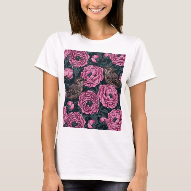 Rosa peonier och vrak på mörk grått t shirt (Framsida)