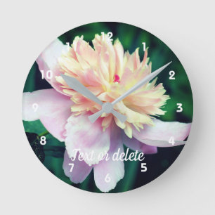 Rosa Peony Flower in Bloom Close Personlig Rund Klocka