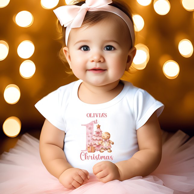 Rosa Pepparkaksgubbe Girl Namn Första jul T Shirt (Pink Gingerbread Man Girl Name First Christmas Baby T-Shirt)