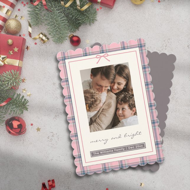 Rosa pepparkaksrandig rosett familjefoto julkort inbjudningar (Preppy Pink Plaid Bow Family Photo Holiday Card)
