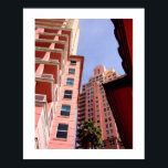 Rosa perspektiv: Art Deco Poster<br><div class="desc">Uppåtriktat perspektiv. Art deco - pastel färg i Södra Florida. Fotografi av Minerva Bloom.</div>