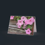 rosa petunia på trä för Friends födelsedag Kort<br><div class="desc">Stäng av rosa petunia-blommor på rustiskt trä för väns födelsedag</div>