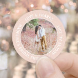 Rosa Photo Möhippa Kärlek och tack Runt Klistermärke<br><div class="desc">Tillsätt en personlig med elegant till möhippa tackkort, party favors och dekorationer med dessa anpassningsbar- och fotorunda klistermärken/kuvertförseglingar. (IMAGE PLACEMENT TIP: Ett enkelt sätt att centrera ett foto exakt som du vill är att flytta det till skörd innan du laddar upp det till Zazzle-webbplatsen.) Utformningen har ett söt rosa gräns...</div>