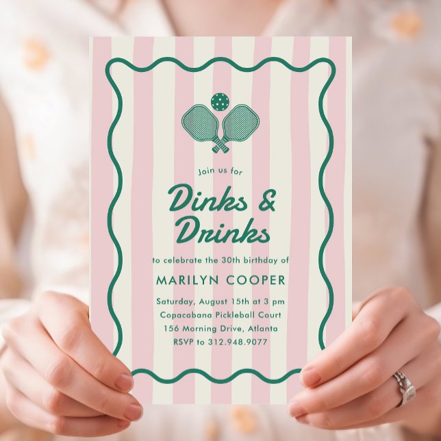 Rosa Pickleball Dinks and Drinks Födelsedagsfest Inbjudningar (Dinks and Drinks Pickleball birthday party invitation with pink stripes and green wavy border)