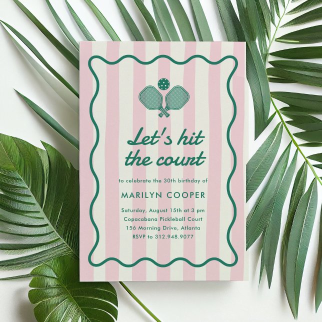 Rosa Pickleball Retro Elegant födelsedagsfest Inbjudningar (Let's hit the court Pickleball birthday party invitation with pink stripes and green wavy border)