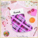 Rosa Play Winter Patterned Chic Personlig Namn Liten Julstrumpa<br><div class="desc">En smart och festlig julklapp, i en attraktiv, prisande rosa design. Anpassa lagret med mottagarens namn, som visas med svarta bokstäver på den vita panelen överst. Genom att kombinera rysk tradition med modern stil är det idealiskt för jultomten att fylla med lämpliga överraskningar, och det är ett chic som kompletterar...</div>