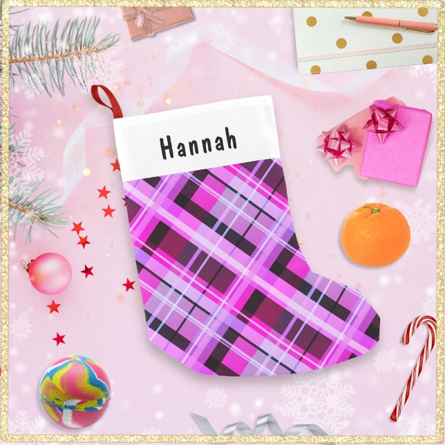 Rosa Play Winter Patterned Personlig Liten Julstrumpa (A Christmas stocking with pink plaid design. Personalize with a name on the white panel at the top)