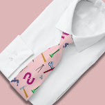 Rosa Plumber Pappa Tie Slips<br><div class="desc">Manar har en charmerande mönster som inspirerats av rörmokarutrustning, skapar det en tankfull gåva att presentera för en far, farfar eller morbror som arbetar inom rörmokeryrket. I designen visas en mängd olika rörmokars verktyg och symboler, t.ex. tvättställ, rör, svampar och kryddor. De komplicerade detaljerna i inslag lägger till djup och...</div>