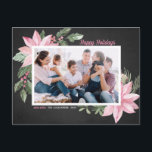 Rosa Poinsettias Chalkboard Glad helg Photo<br><div class="desc">Glad helg! Skicka semesterhälsningar till familj och vänner med det här anpassadet botaniskt vykort. Den har en vattenfärgad illustration av rosa poinsettias,  bär,  bomull och hollier på en faux-kritbakgrund. Anpassa genom att lägga till foton och egna texter. Det här rosa blommigtens julkort finns i en mängd olika kartonger.</div>