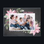 Rosa Poinsettias Chalkboard Glad helg Photo Vykort<br><div class="desc">Glad helg! Skicka semesterhälsningar till familj och vänner med det här anpassadet botaniskt vykort. Den har en vattenfärgad illustration av rosa poinsettias,  bär,  bomull och hollier på en faux-kritbakgrund. Anpassa genom att lägga till foton och egna texter. Det här rosa blommigtens julkort finns i en mängd olika kartonger.</div>