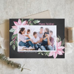 Rosa Poinsettias Chalkboard Photo Glad helg Julkort<br><div class="desc">Glad helg! Anpassadets platta julkort i blommigt med vattenfärgad illustration av rosa poinsettias, bär, bomull och hollier på en faux-kritbakgrund. Anpassa genom att lägga till foton och egna texter. Julkortet för den rosa blommigten finns i en mängd olika kardellager. Skicka semesterhälsningar till familj och vänner med det här söt rosan...</div>