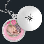 Rosa Polka Dot Rosa Blommigt Photo Silverpläterat Halsband<br><div class="desc">Behålla dina nära nära närstående. Den här vackra fotot av laterad rundlås i Silver med mellanliggande har rosa polka dots och rosa ros. Det är en underbar gåva till mammor eller mormödrar för deras födelsedag eller mors dag. Anpassa den genom att ersätta platshållartexten och ersätta exemplet/platshållarfotot med ett eget foto....</div>