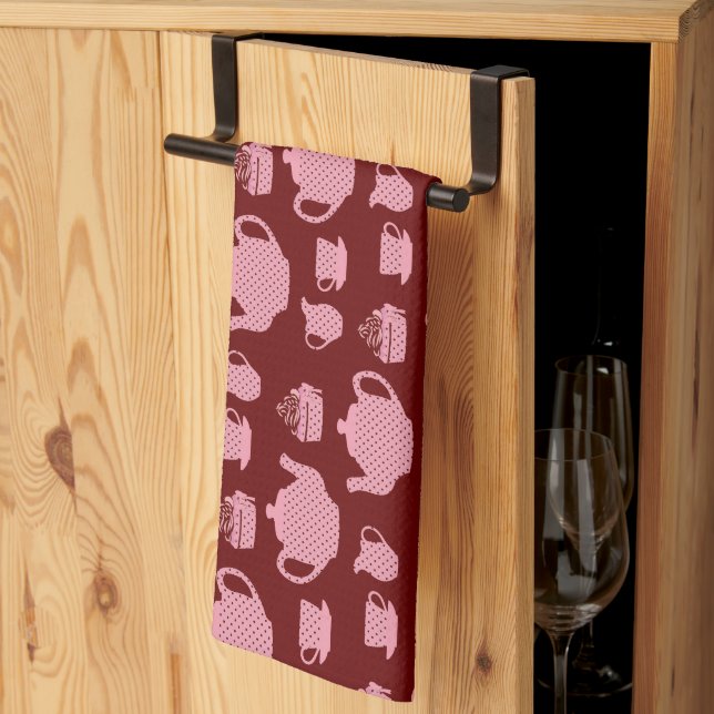 Rosa Polka Dot Tea Set on Burgundy Kökshandduk (Thirds Fold)