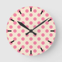 Rosa polka dots på grädde