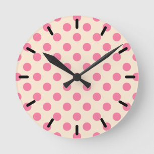 Rosa polka dots på grädde rund klocka