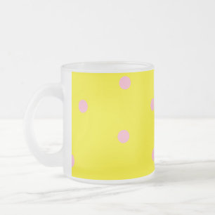 Rosa polka dots på gult frostad glasmugg
