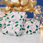 Rosa Polkagrisar och Holly Löv Mönster Presentpapper<br><div class="desc">Backa dina gåvor i stil med denna festliga Rosa Polkagrisar och Holly Löv Wrapping Papper. Perfekt för julhelgen,  den här vackra designen ger presenter ett elegant inslag.</div>