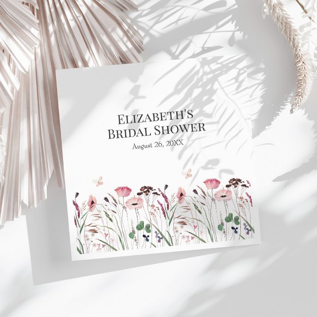 Rosa Poppy Meadow Möhippa Napkins Pappersservett (Pink Poppy Meadow Bridal Shower Napkins on a sunny white table.)