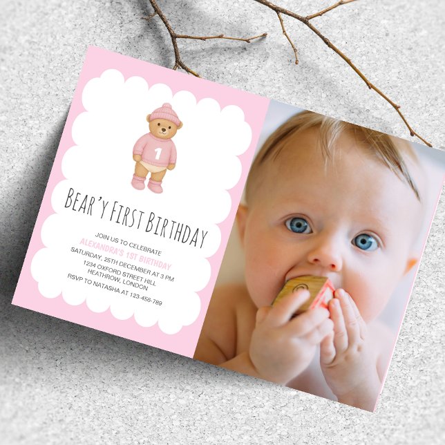 Rosa Preppy Bear Beary First Birthday Photo Inbjudningar (Skapare uppladdad)