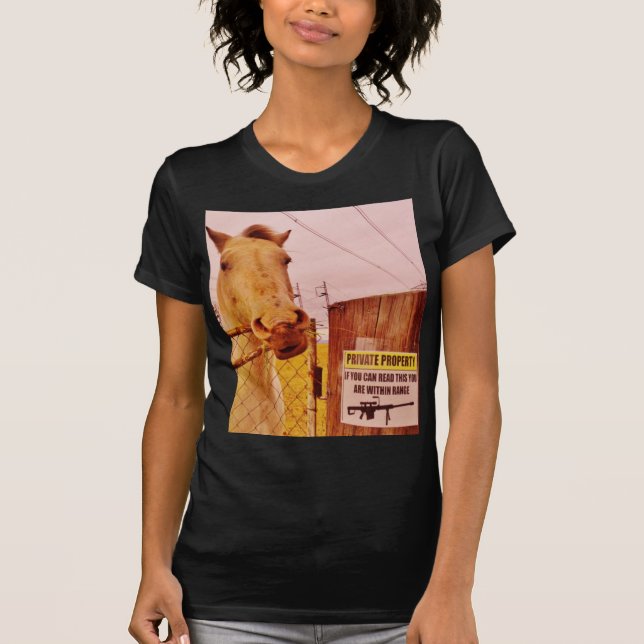 Rosa Private Egendom Horse T Shirt (Framsida)