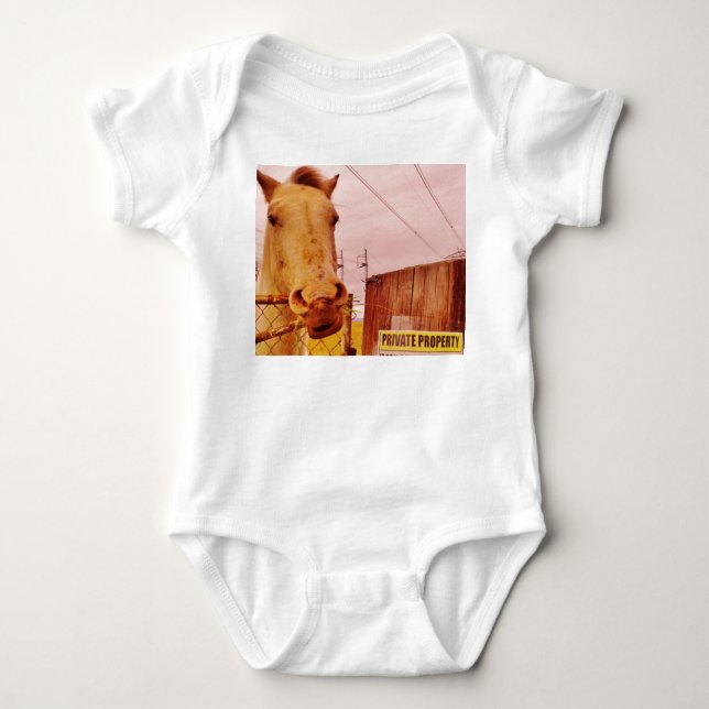 Rosa Private Egendom Horse Tee Shirt (Framsida)