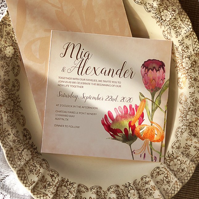 Rosa Protea Flowers och Tiger Lily Bröllop Inbjudningar (Fall Wedding Invitation with Pink Protea Flowers and an Orange Tiger Lily)