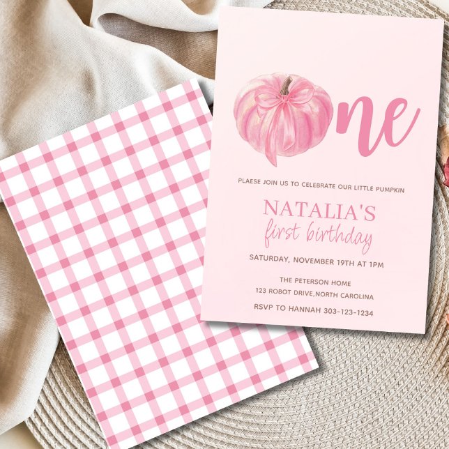 Rosa Pumpkin Bow Girl First Birthday Inbjudningar (Little pumpkin girl birthday invitation with pink pumpkin and blush background)