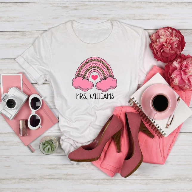 Rosa Rainbow Heart Teacher Valentindagen T Shirt (Skapare uppladdad)