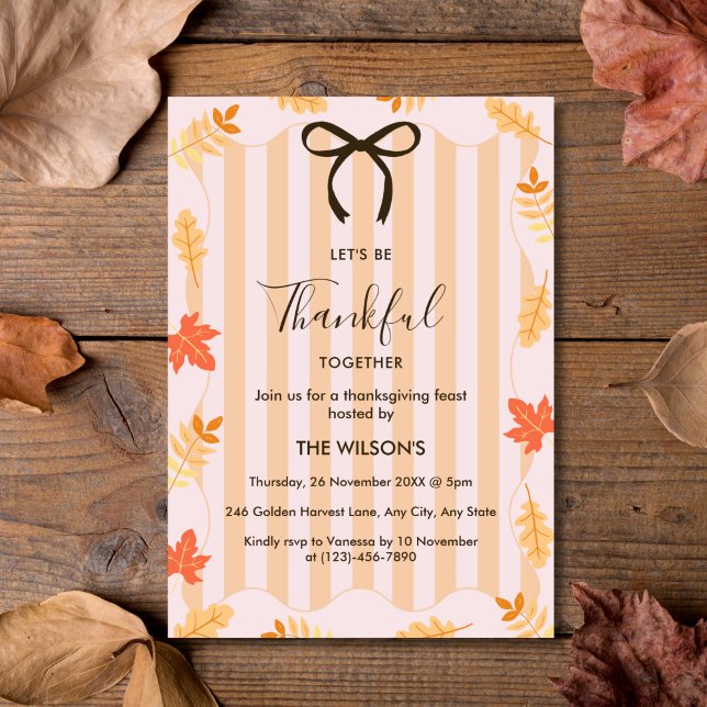 Rosa Rand Höst löv Thanksgiving Dinner Inbjudningar (Pink Stripes Autumn Leaves Thanksgiving Dinner Invitation)