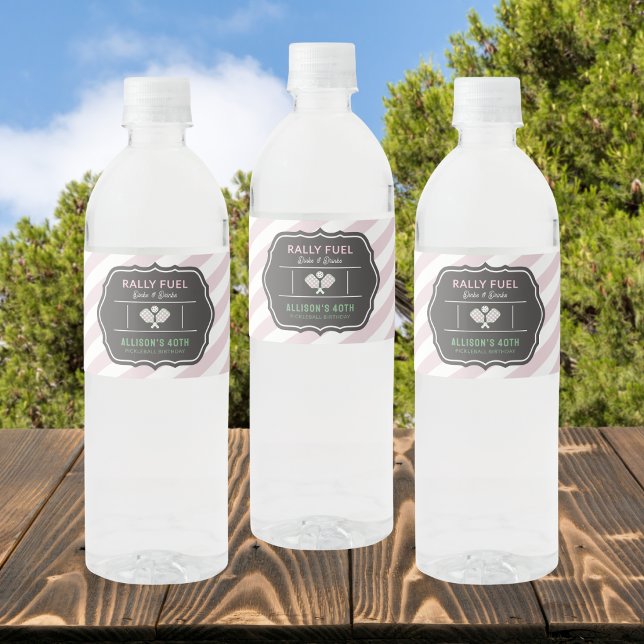 Rosa randig rallybränsle Pickleball-fest  Vattenflaskor Etikett (Skapare uppladdad)