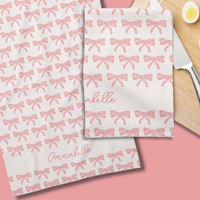 Rosa randiga slingor med rodnad kökshandduk (Blush pink bows kitchen towel with customizable script name or choice of own text. )