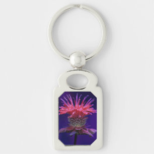 Rosa Raspberry Vin Bee Balm Flower på Lila Rektangulärt Silverfärgad Nyckelring