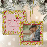Rosa Red Roligt Par Photo, första jultomten Julgransprydnad Keramik<br><div class="desc">Minneshögtidlighålla er första jul som ett gift par med denna vackra fotodekoration med ett klassiskt hand plockade och bär mönster på en rosa bakgrund med ett foto på ena sidan och din text på baksidan.</div>