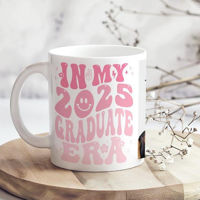 rosa Retro Anpassningsbar Photo "In My Student Era Kaffemugg ("In My Graduate Era" Pink Retro Custom Photo Coffee Mug on a boho kitchen table with white flowers)