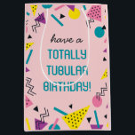 Rosa Retro Funny 80s Slang Birthday Gift Bag<br><div class="desc">Skicka den här roliga,  färglösa födelsedagspressen och låt dem veta hur coola,  radikal,  bodaciös,  tubulär och fantastisk på en person de är. Ord är anpassbart för att du enkelt ska kunna anpassa din unika kompis.</div>