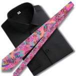 Rosa Retro Hawaiian mönster Slips<br><div class="desc">Den hawaiiska tryckhalsen i manar har en snyggt rosa färg, försedd med en fängslande illustration av färgstarka och svarta tropiska löv. Den rosa basen ger slips och spelbarhet och skapar en visuellt slående kontrast mot den tropiska löv-designen. Bilden visar en mängd löv i olika vibrerande färg, inklusive skuggor av grönt,...</div>