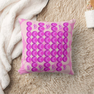 Rosa retro mönster i trendig stil med monogram kudde
