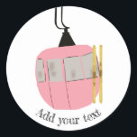 Rosa Retro Ski Hiss Skiing Illustration Runt Klistermärke<br><div class="desc">Modern skidpresent till honom och henne. Bilden Retro ski hiss gondola illustration mönster för skidåkare. Att hoppa över hemdekanter och gåvor.</div>