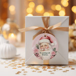 Rosa Retro Vintage jul Jultomten Runt Klistermärke<br><div class="desc">Den Rosa Retro Vintage jul-stiftelsen Jultomten Classic Round Sticker är ett charmerande och lekfullt sätt att ge dina helgdag en trevlig knuff framåt. Med en vismisk vintage Jultomten-design fångar detta klistermärke nostalgien från mitten av århundradets jul samtidigt som det innehåller en ny, modern rosa färg palett. Det är perfekt att...</div>