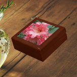 Rosa Rhododendron Bloom Blommigt Minnesask<br><div class="desc">Förvara trinketer,  smycken och andra små keepsaker i den här presentlådan av trä med keramisk platta som innehåller fotobilden av en fantastisk rosa Rhododendron-blomma. En underbar,  blommigt design! Markera din presentlåda storlek och färg.</div>