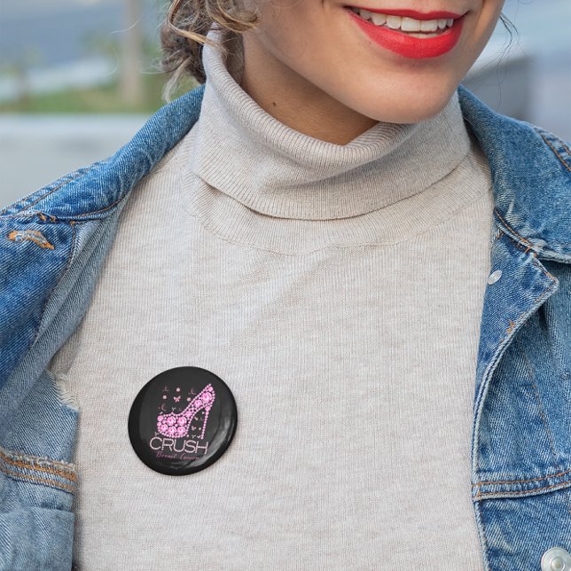 Rosa Ribbon vid bröstcancermedvetande vid bröstkor Knapp (Skapare uppladdad)