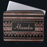 Rosa - Ro Guld Boho Mönster Monogram Laptop Fodral<br><div class="desc">Rosa - Ro Faux Foil Bohemian (Boho)Tribal Girly Mönster Monogram Personlig Smart Phone Case. Kontakta designern om du vill ha anpassade matchande objekt.</div>