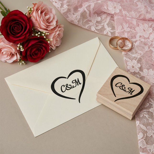 Rosa Romantiskt Hjärtmonogram Vårbröllop Stämpel (Hand-drawn heart with couple names monogram for romantic wedding)
