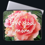 Rosa ros Blomsterfotografi Kärlek You Mamma-skript Laptop Sleeve<br><div class="desc">Att vara mamma är en av de viktigaste arbetstillfällena i världen. Visa att du bryr dig om den här enastående unika fotografieringen av neopren laptop sleeve i rosa ros. Laptop sleeve finns i tre storlekar: 15, 13 och 10 tum. Varar mycket längre än ett dussin ro! Du kan enkelt anpassa...</div>