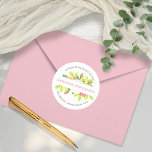 Rosa ros Boho Watercolor Blommigt Returadress Runt Klistermärke<br><div class="desc">Boho blommigt bouquet-konstruktionen med rosa ros och varierande nybörjarskuggor. I kombination med fält för att du ska kunna anpassa namn och returadress är den här designen perfekt för dina vår eller sommar-bröllop-tillfälle eller andra säsong-party och tillfälle-utskick. Sammansatt design efter Helgdag Hearts-design (reserverade höger).</div>