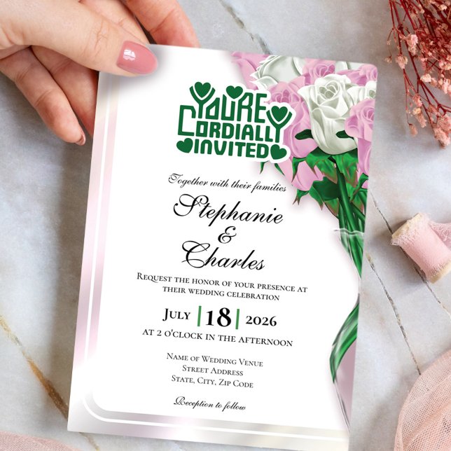 Rosa ros bröllopsinbjudan - grön textning 4 inbjudningar (Pink and White roses in vase wedding invite design with green heading)